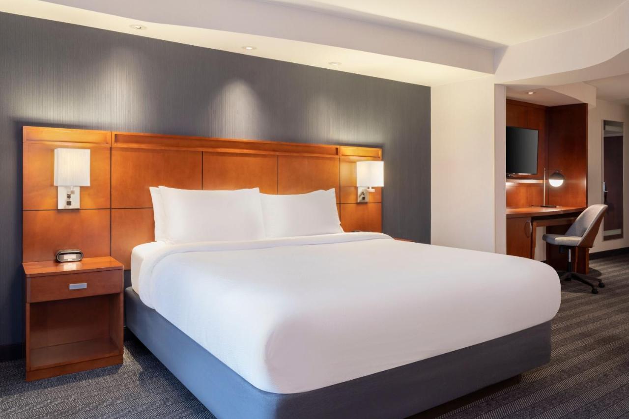 Отель Courtyard By Marriott Columbus New Albany Экстерьер фото