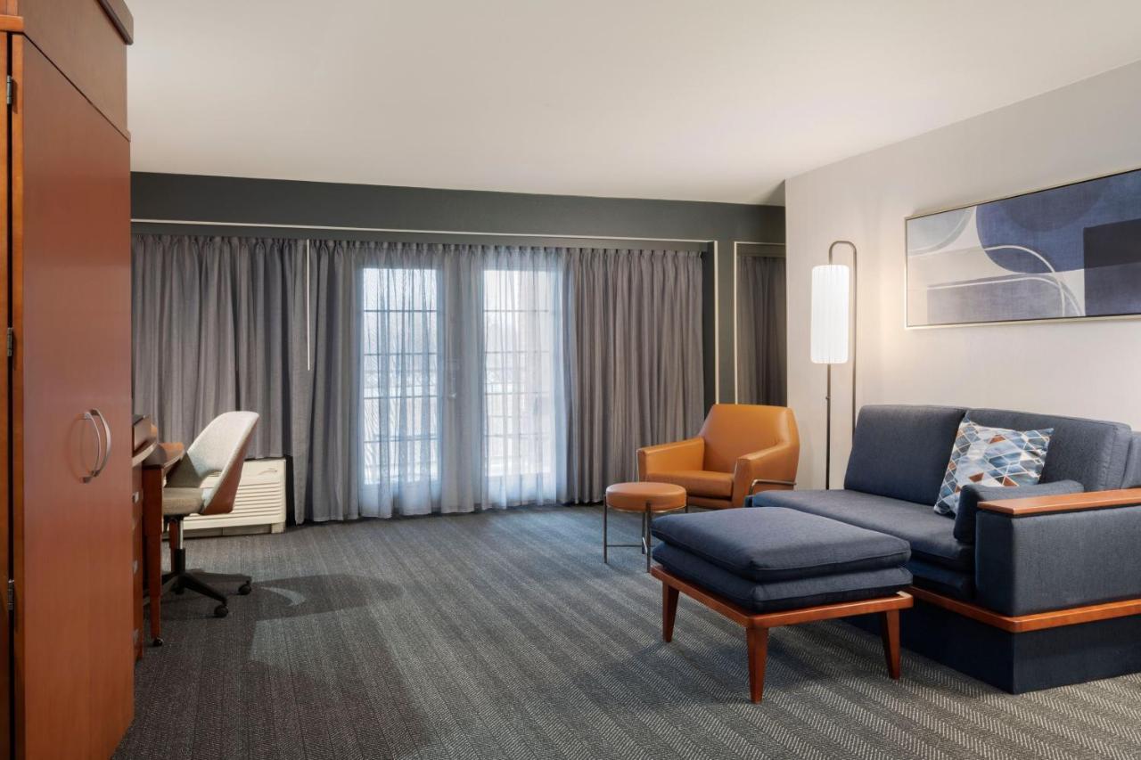 Отель Courtyard By Marriott Columbus New Albany Экстерьер фото