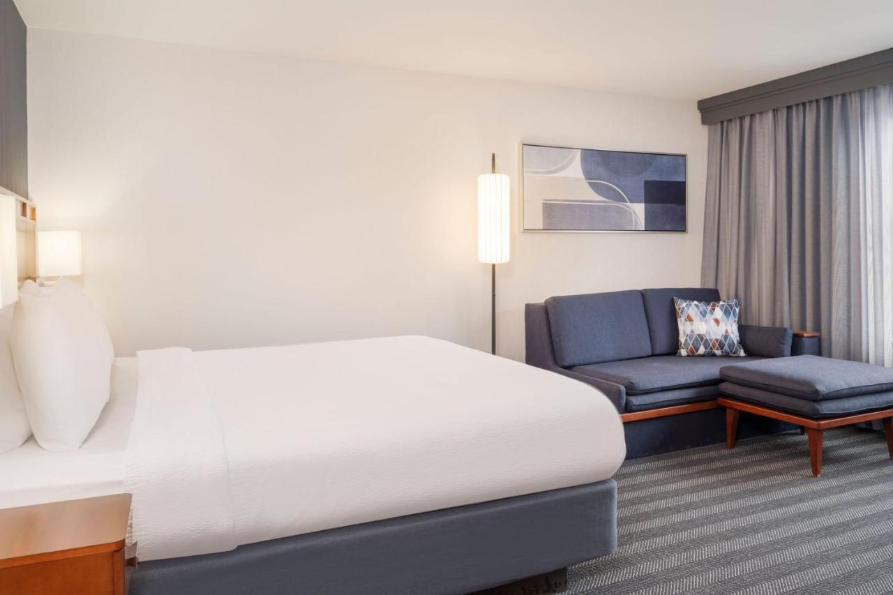 Отель Courtyard By Marriott Columbus New Albany Экстерьер фото