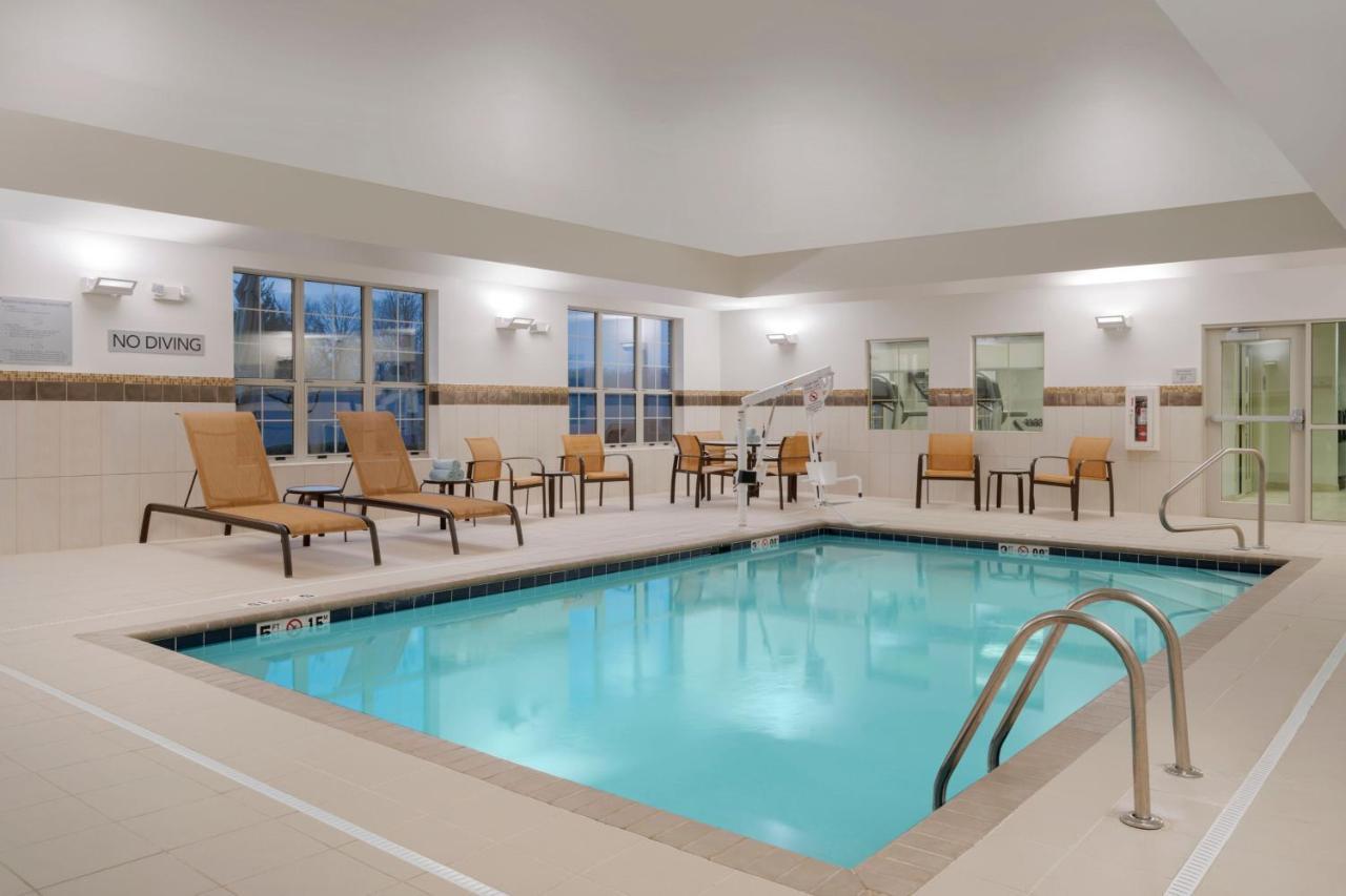 Отель Courtyard By Marriott Columbus New Albany Экстерьер фото
