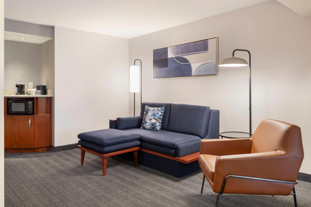 Отель Courtyard By Marriott Columbus New Albany Экстерьер фото