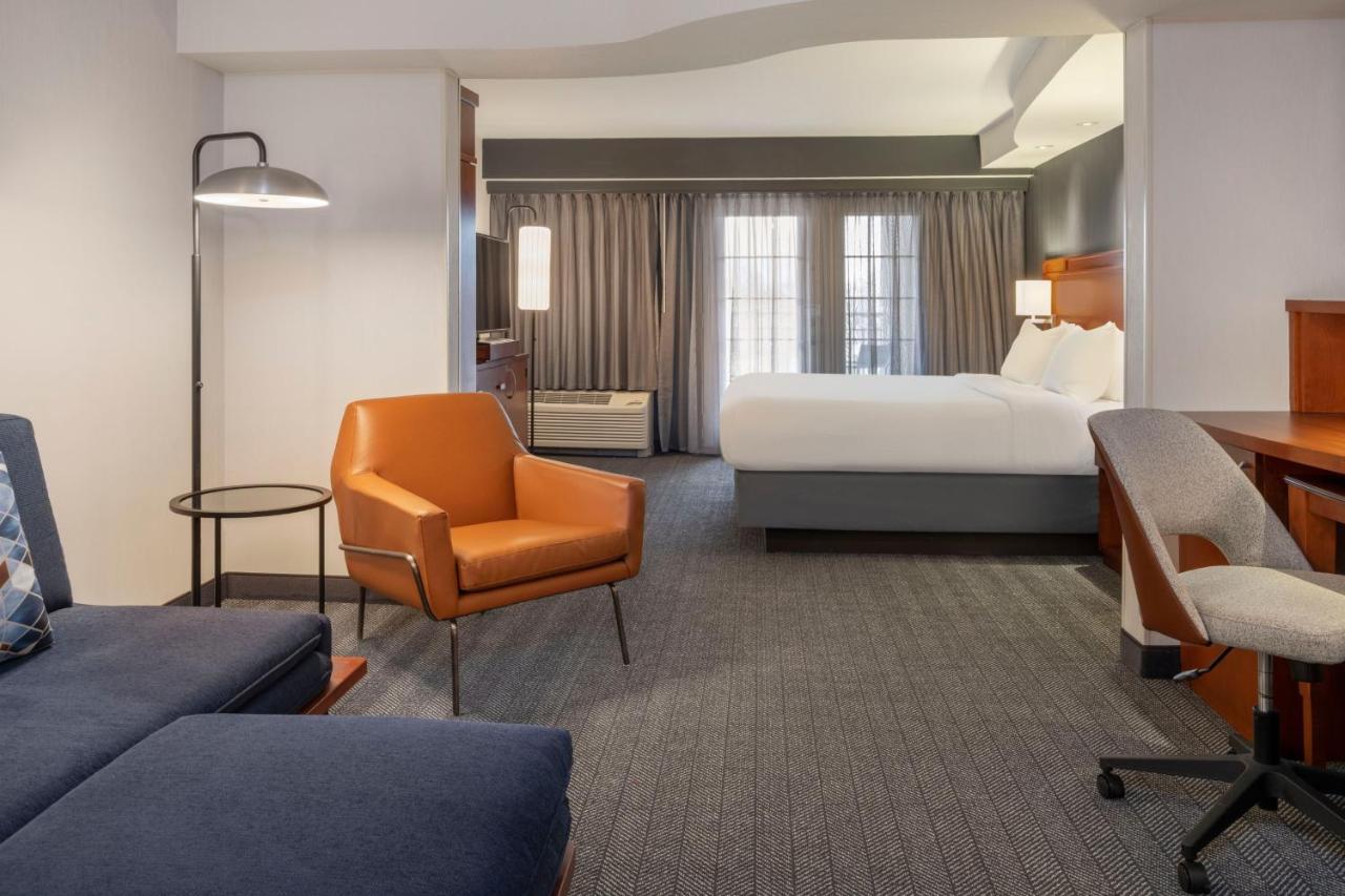 Отель Courtyard By Marriott Columbus New Albany Экстерьер фото