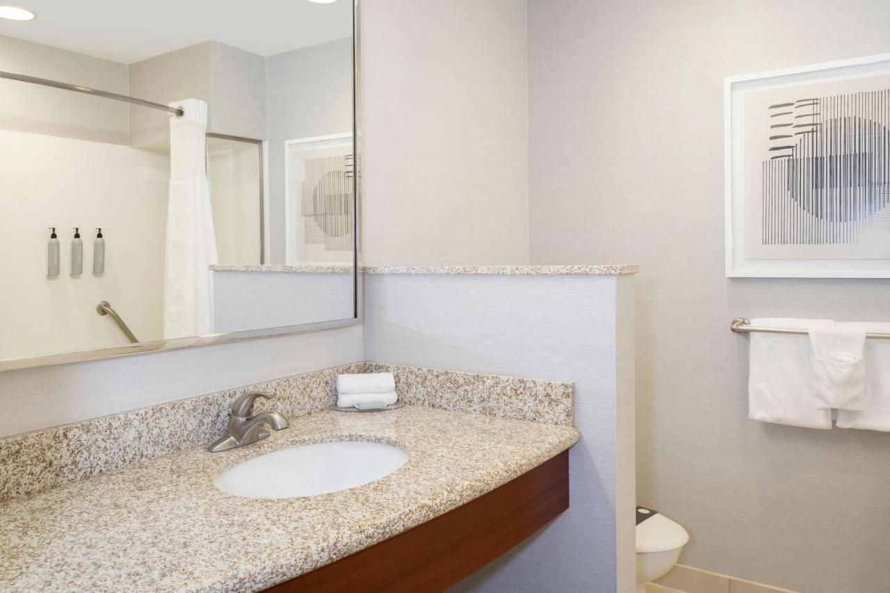 Отель Courtyard By Marriott Columbus New Albany Экстерьер фото