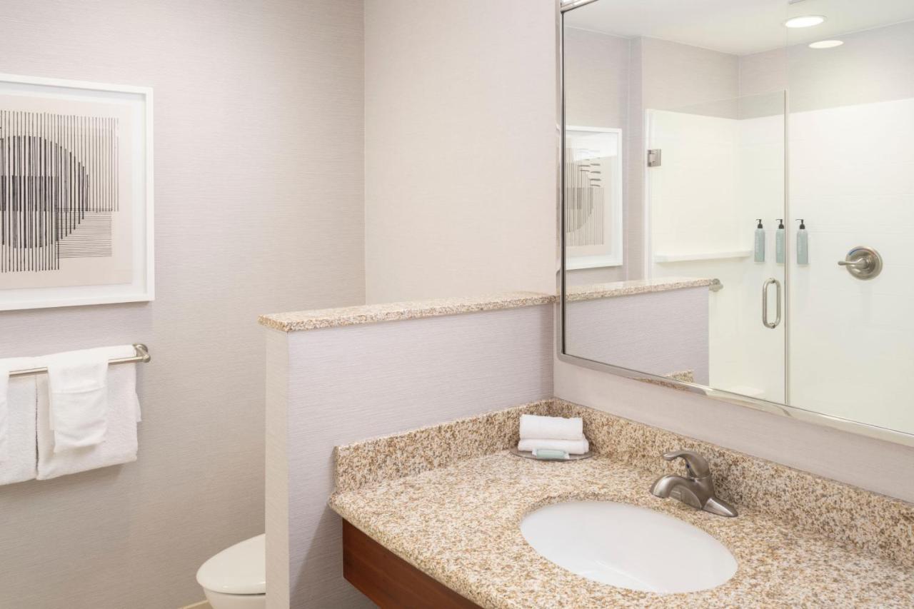 Отель Courtyard By Marriott Columbus New Albany Экстерьер фото