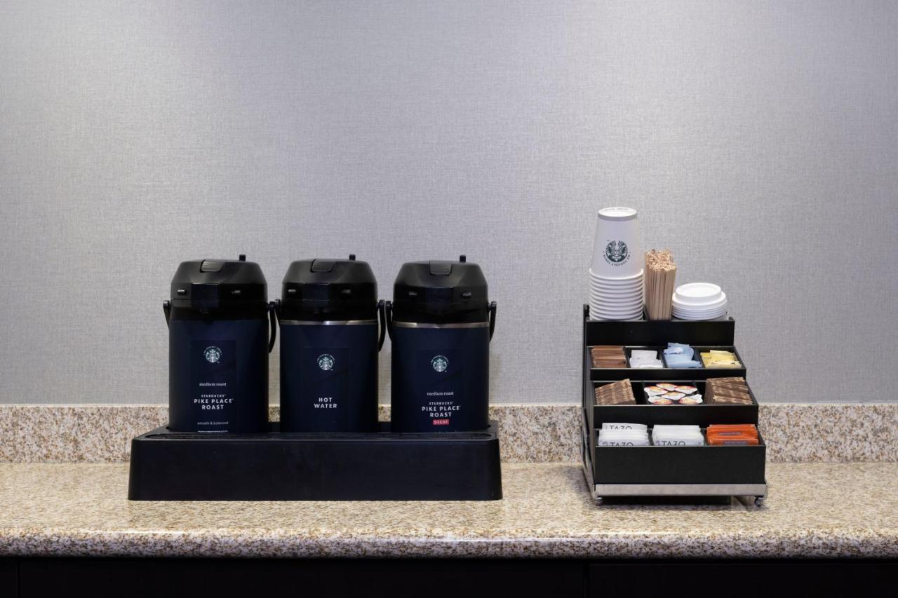 Отель Courtyard By Marriott Columbus New Albany Экстерьер фото