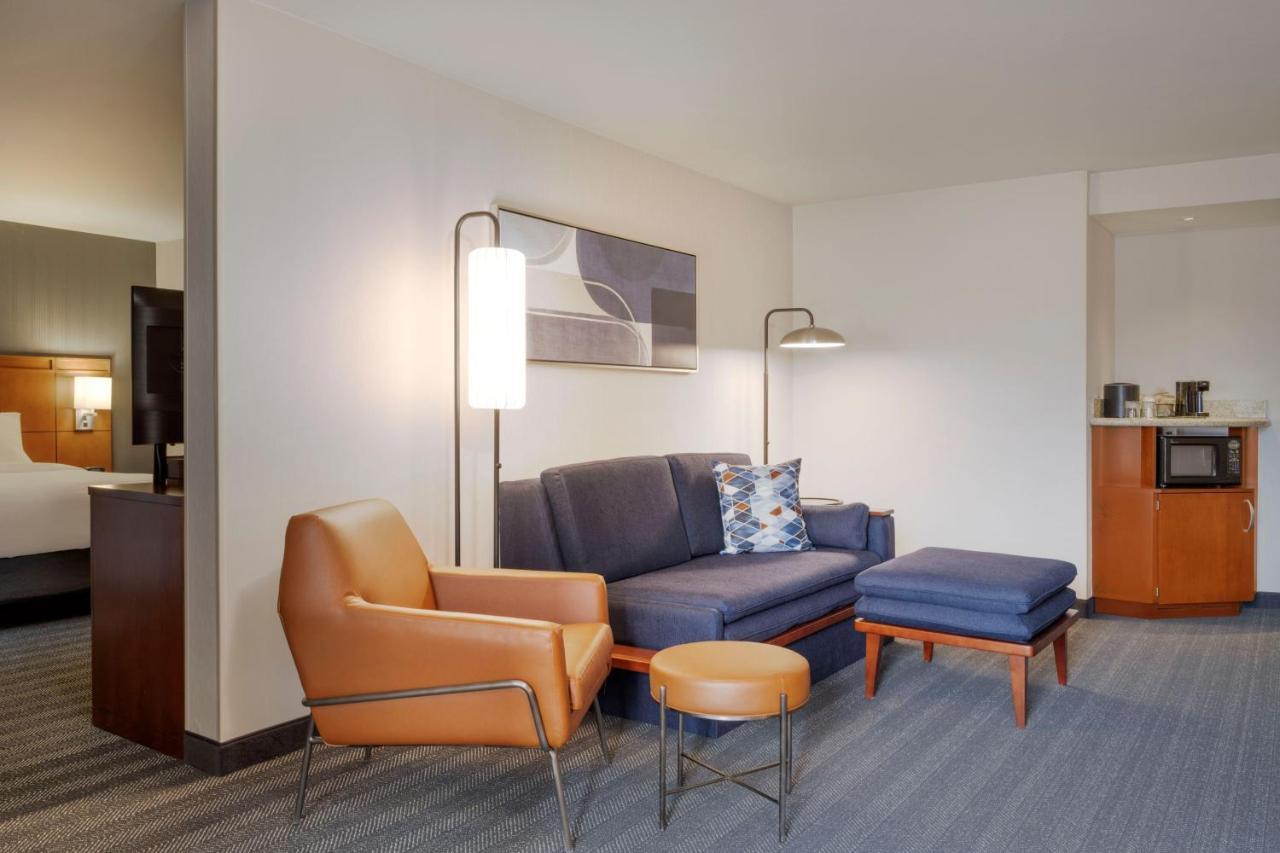 Отель Courtyard By Marriott Columbus New Albany Экстерьер фото