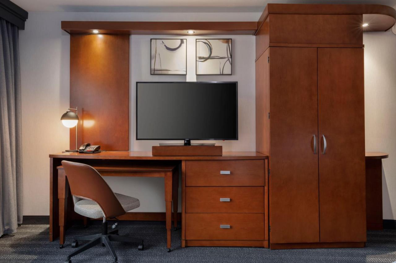 Отель Courtyard By Marriott Columbus New Albany Экстерьер фото
