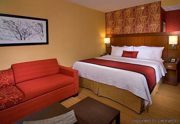 Отель Courtyard By Marriott Columbus New Albany Экстерьер фото