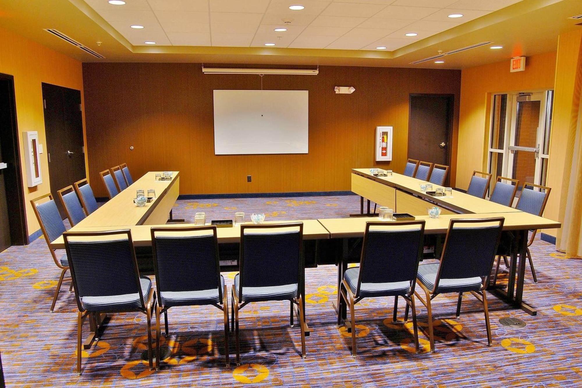 Отель Courtyard By Marriott Columbus New Albany Экстерьер фото